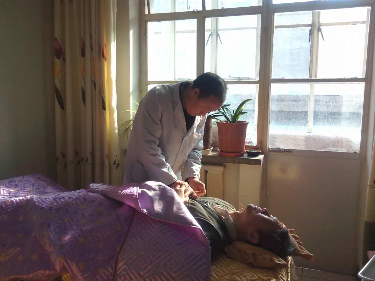 趙教授對中風后遺癥患者進行康復（甘肅養生保健工作室）